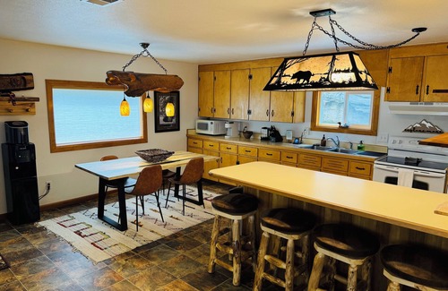 Drake Casa | Cozy RIverside Cabin in Drake- 2 miles to Estes Park!
