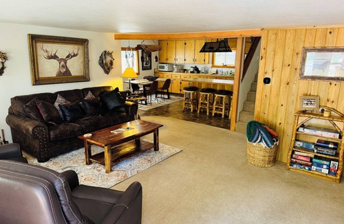 Drake Casa | Cozy RIverside Cabin in Drake- 2 miles to Estes Park!