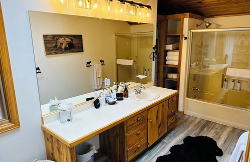 Drake Casa | Cozy RIverside Cabin in Drake- 2 miles to Estes Park!