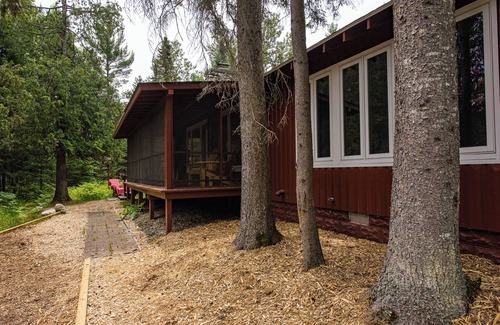 Grayling Casa | Cozy Riverside Getaway Pine Bend Cottage