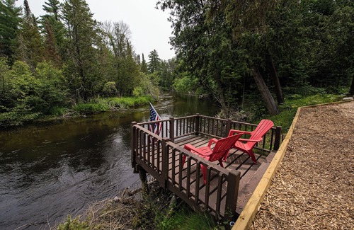 Grayling Casa | Cozy Riverside Getaway Pine Bend Cottage