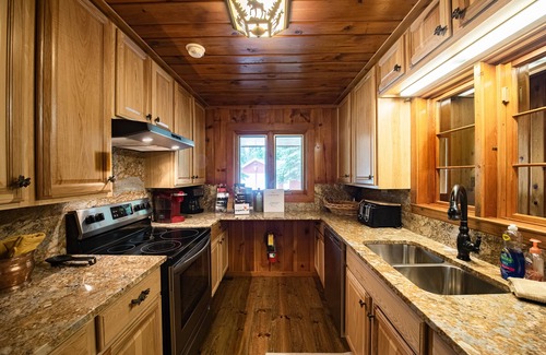 Grayling Cabaña | ♣ Cozy Riverside Getaway: Pine Bend 3BDR Cottage