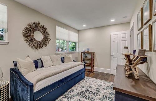 Riverside Casa | Cozy Riverside Villa - Walkable to Bars & Restaurants