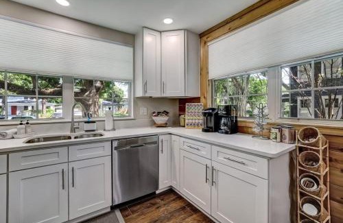 Riverside Casa | Cozy Riverside Villa - Walkable to Bars & Restaurants
