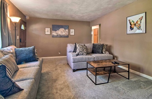 Rockford Casa | Cozy Rockford Home w/ Deck < 1 Mi to Campus!