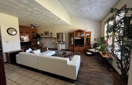 Rockford Condominio | Cozy Rockford Retreat-Spacious 3-level townhome in Rockford, just off Alpine Rd