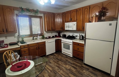 Rockford Condominio | Cozy Rockford Retreat-Spacious 3-level townhome in Rockford, just off Alpine Rd