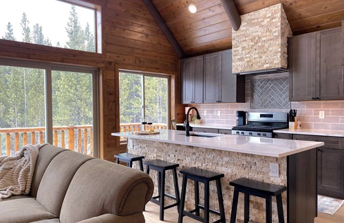 Saint Mary's Chalet De Esquí | Cozy Rocky Mnt. Chalet/Spa, private lake, close to Denver, RedRocks, Outdoor fun