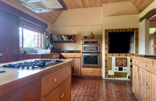 Guasca Chalet De Esquí | Cozy & Romantic 4-bedroom cottage with fireplace