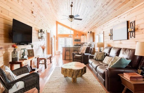 Roan Mountain Cabina | Cozy, romantic cabin in beautiful Roan Mt Tennessee & hot tub