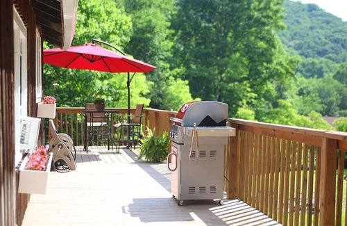 Roan Mountain Cabina | Cozy, romantic cabin in beautiful Roan Mt Tennessee & hot tub