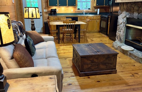 Blairsville Cabina | Romantic, Cozy Cabin for 2 Private Hot tub, gas fireplace, wooded, king log bed