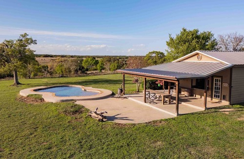 Oatmeal Casa | Cozy, Romantic Country Escape With Pool & Sunset!