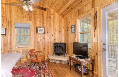 Chimney Rock Cabina | Cozy Romantic, Pet Friendly, Craftsmen Cabin In The Woods, DISCOUNTED RATES