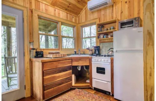 Chimney Rock Cabina | Cozy Romantic, Pet Friendly, Craftsmen Cabin In The Woods, DISCOUNTED RATES