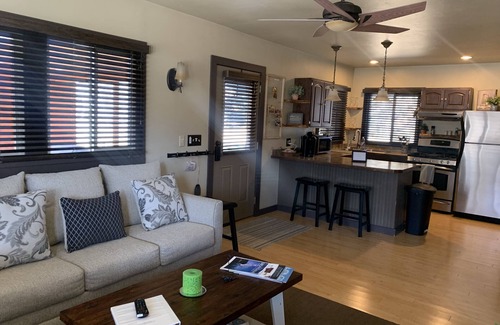 Stevensville Cabaña | Cozy, Romantic , Private Cottage