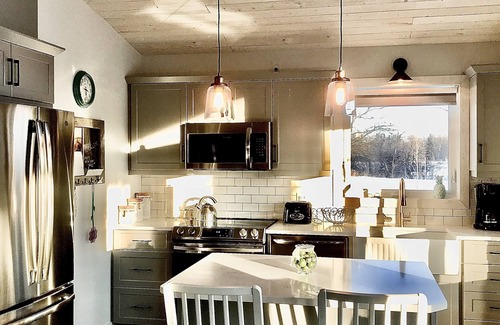 Manitoba Cabaña | Cozy, Romantic, Riverfront Cottage