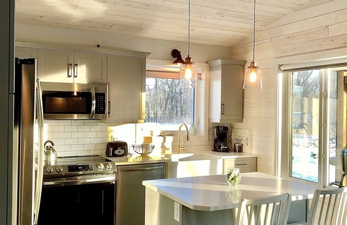 Manitoba Cabaña | Cozy, Romantic, Riverfront Cottage
