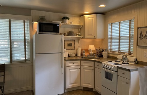 Broadmoor Cabaña | Cozy, Romantic, Secluded, Cottage in the Heart of Cheyenne Cañon
