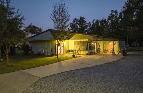 Bay St Louis Apartamento | Cozy room .4 mile walk to beautiful seawall over looking the Bay of Saint Louis.
