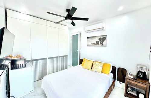 Leeward Settlement Cama Y Desayuno | Cozy room/bath, Ocean Pearl–Near Sunset Beach, Gracebay, Golf, Marina in Leeward