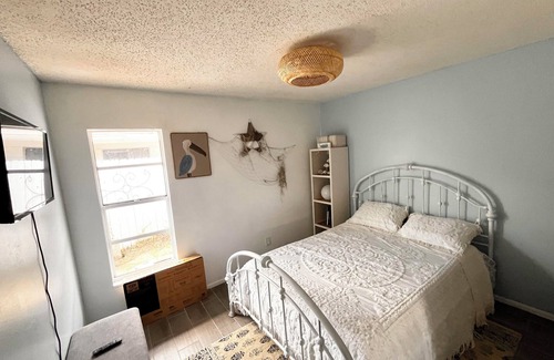 Ventura Casa | Cozy room in a Gated Golf Course Community- WiFi, TV, pool, restaurant