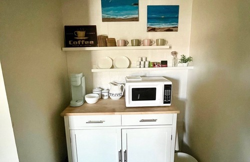 Ventura Casa | Cozy room in a Gated Golf Course Community- WiFi, TV, pool, restaurant