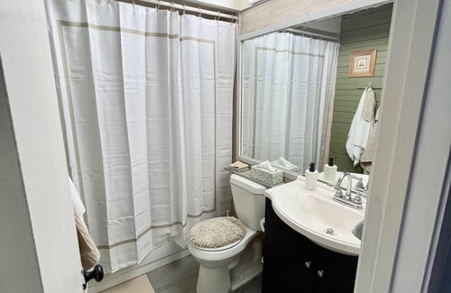 Ventura Casa | Cozy room in a Gated Golf Course Community- WiFi, TV, pool, restaurant
