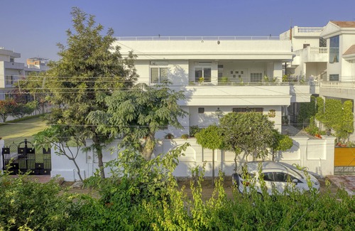 Paschim Vihar Casa | Cozy room in Jaipur amidst lush greens. Experience Indian Hospitality!