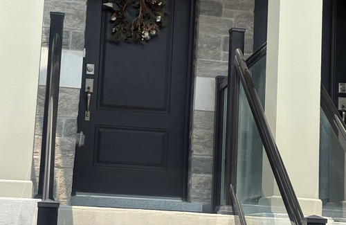 Durham Region Condominio | Cozy room . Modern home ( Share Bathroom)