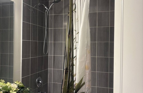 Durham Region Condominio | Cozy room . Modern home ( Share Bathroom)
