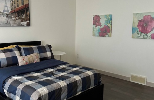 Sylvan Lake Casa | Cozy room suite located on a lake town w ensuite bathroom and toilet