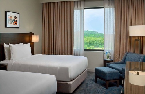 Bee Cave Hotel | Cozy Room w/ Outdoor Pool, Complimentary Parking, & Convenient Dining