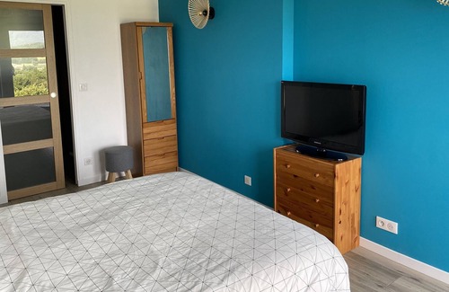 Pringy Cama Y Desayuno | Cozy room with panoramic lake and mountain view