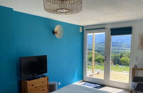 Pringy Cama Y Desayuno | Cozy room with panoramic lake and mountain view