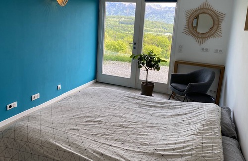 Pringy Cama Y Desayuno | Cozy room with panoramic lake and mountain view