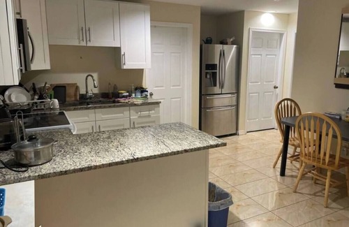 Vancouver South Apartamento | Cozy room with private bathroom close Langara/49