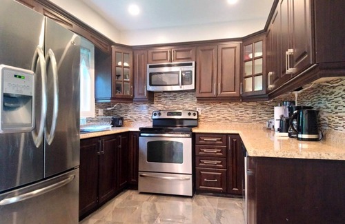 Oakville Casa | Cozy room with private bathroom near Sheridan College Trafalgar campus