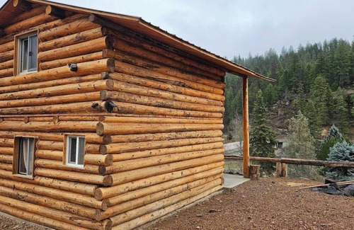 Laurier Cabina | Cozy Roost Retreat