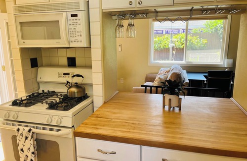 Southeast Salem Cabaña | Cozy Rose Cottage in Salem