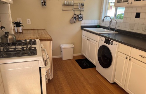 Southeast Salem Cabaña | Cozy Rose Cottage in Salem