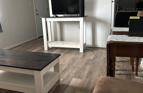 Byesville Apartamento | Cozy rustic 1 bedroom apartment perfect for pets with big grassy side yard!