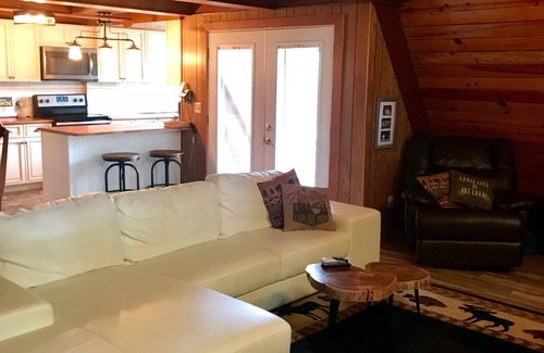 Big Creek Cabina | ¡Cabaña de estilo rústico recientemente renovada!