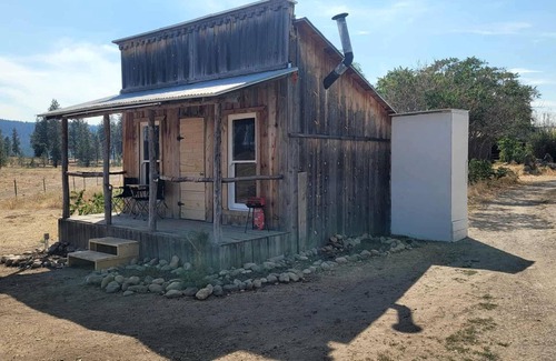 Tumtum Cabina | Cozy Rustic Cabin for a Romantic Stargazing Getaway by the Spokane River near Tumtum, Washington