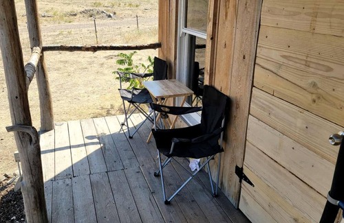 Tumtum Cabina | Cozy Rustic Cabin for a Romantic Stargazing Getaway by the Spokane River near Tumtum, Washington