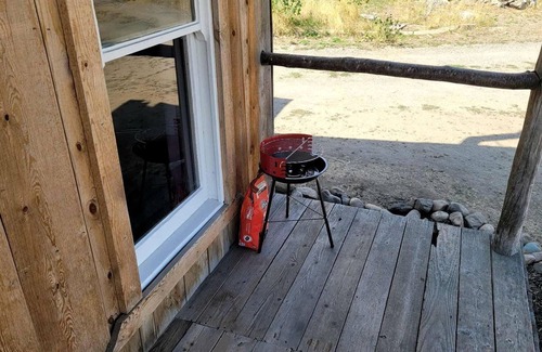 Tumtum Cabina | Cozy Rustic Cabin for a Romantic Stargazing Getaway by the Spokane River near Tumtum, Washington