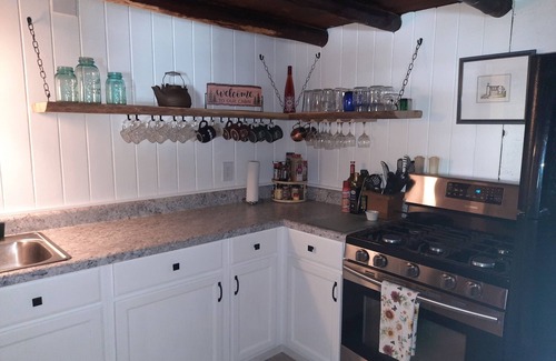 Honor Cabina | Cozy/rustic cabin in the woods...linens and firewood included!