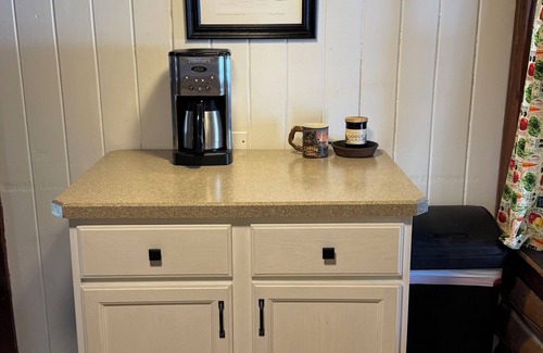 Honor Cabina | Cozy/rustic cabin in the woods...linens and firewood included!