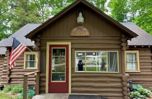 Honor Cabina | Cozy/rustic cabin in the woods...linens and firewood included!