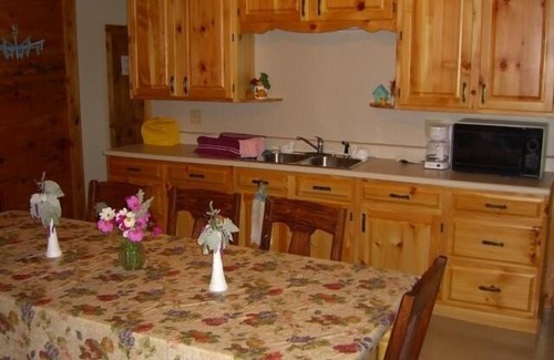 Valois Cabina | Acogedora cabaña rústica con hermosas vistas, privacidad y a 1 milla del lago Keuka